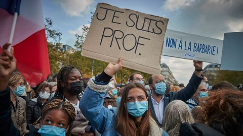Demonstranten halten "Je Suis Prof"-Plakate während einer Anti-Terrorismus-Mahnwache auf dem Place de La Republique