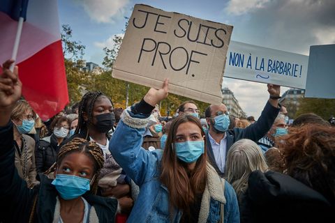 Demonstranten halten "Je Suis Prof"-Plakate während einer Anti-Terrorismus-Mahnwache auf dem Place de La Republique