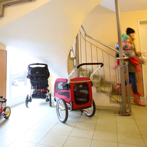 Kinderwagen im Treppenhaus