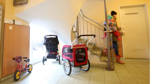 Kinderwagen im Treppenhaus