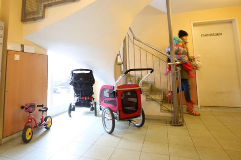 Kinderwagen im Treppenhaus