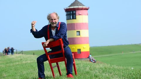 Klaus-Peter Wolf vorm berühtmen Pilsumer Leuchtturm