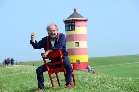 Klaus-Peter Wolf vorm berühtmen Pilsumer Leuchtturm