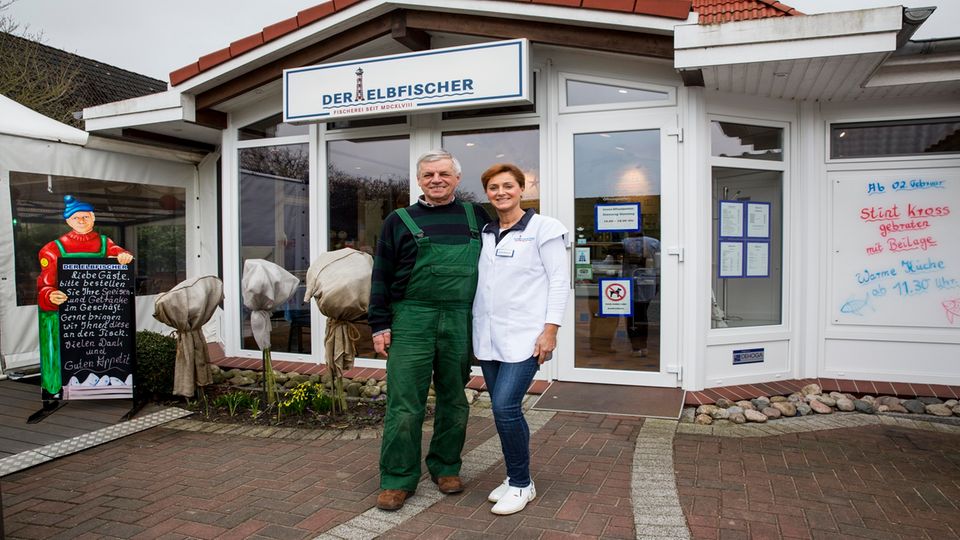 Ausflüge ins Umland: Lother Buckow ist seit 35 Jahren Elbfischer, seine Frau Rita leitet das Fischrestaurant. Lother Buckow ist seit 35 Jahren Elbfischer, seine Frau Rita leitet das Fischrestaurant.