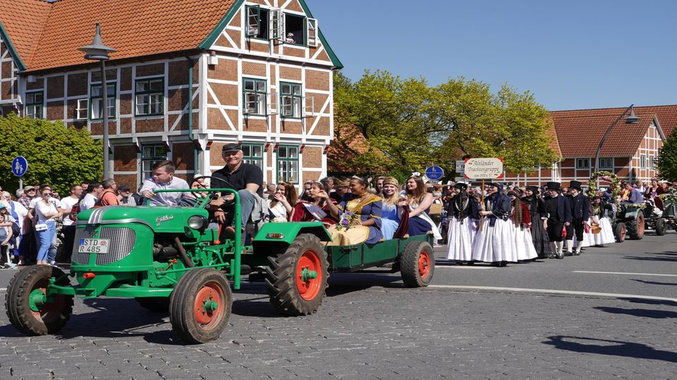 Ausflüge ins Umland: Jedes Jahr am ersten Maiwochenende findet das Altländer Blütenfest und der Blütenumzug in Jork statt. Doch nicht während einer Pandemie. Jedes Jahr am ersten Maiwochenende findet das Altländer Blütenfest und der Blütenumzug in Jork statt. Doch nicht während einer Pandemie.