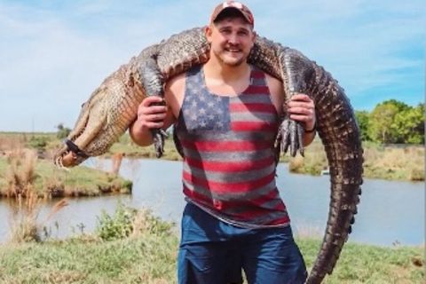 Instagram-Video: "Grausam und ekelhaft!" – NFL-Star posiert mit totem Alligator als Trophäe und gerät in Kritik