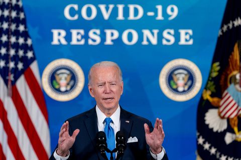 Joe Biden steht am Pult mit dem Wappen des US-Präsidenten. Hinter ihm eine blaue Wand mit weißem "Covid-19 Response"-Schriftzug
