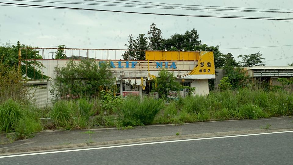 Ein zerstörtes Geschäft am Straßenrand in Fukushima