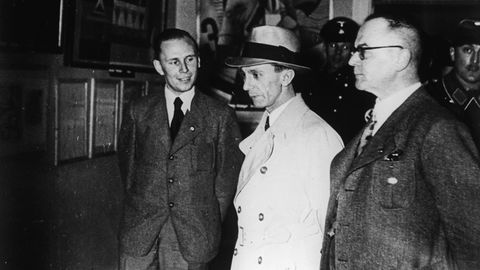Josef Goebbels besichtigt die Ausstellung "Entartete Kunst"
