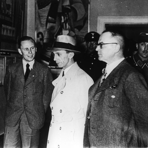 Josef Goebbels besichtigt die Ausstellung "Entartete Kunst"