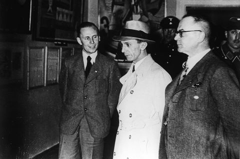 Josef Goebbels besichtigt die Ausstellung "Entartete Kunst"