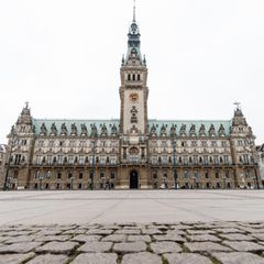 Die große Leere gegen 13 Uhr im Lockdown: Der Hamburger Rathausmarkt ist eigentlich um die Mittagszeit ein beliebter Treffpunkt für Einheimische und Touristen.