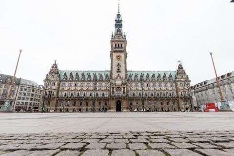 Die große Leere gegen 13 Uhr im Lockdown: Der Hamburger Rathausmarkt ist eigentlich um die Mittagszeit ein beliebter Treffpunkt für Einheimische und Touristen.