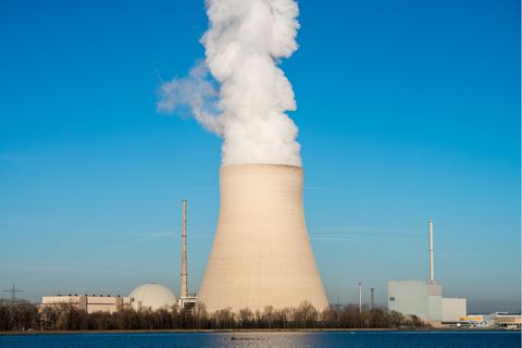Das Atomkraftwerk Isar 2, fotografiert an einem sonnigen Tag mit blauem Himmel