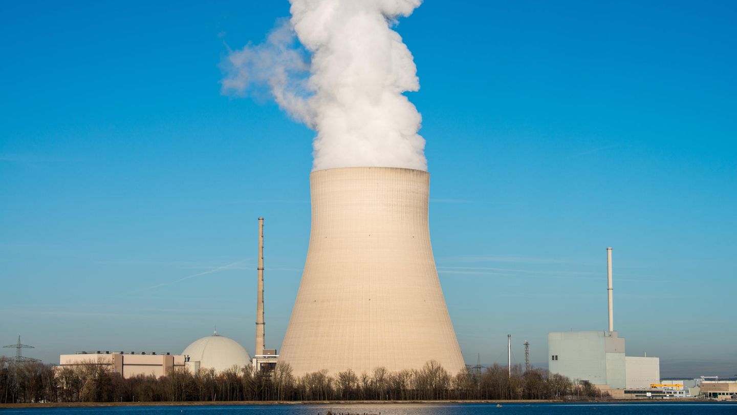 Das Atomkraftwerk Isar 2, fotografiert an einem sonnigen Tag mit blauem Himmel