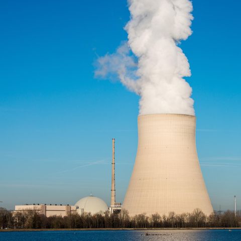 Das Atomkraftwerk Isar 2, fotografiert an einem sonnigen Tag mit blauem Himmel