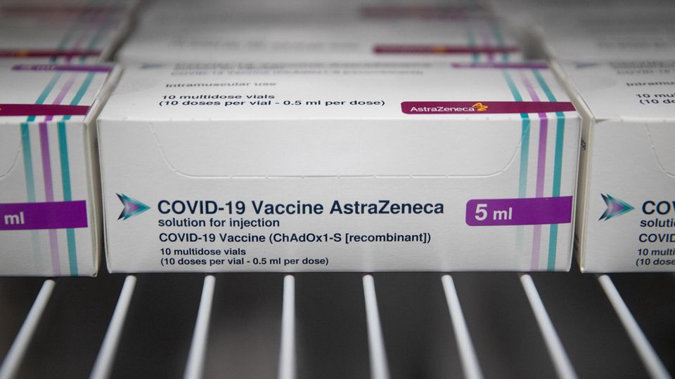 Ampullen mit dem Corona-Impfstoff des Herstellers AstraZeneca stehen in kleine Kartons verpackt in einem Kühlschrank