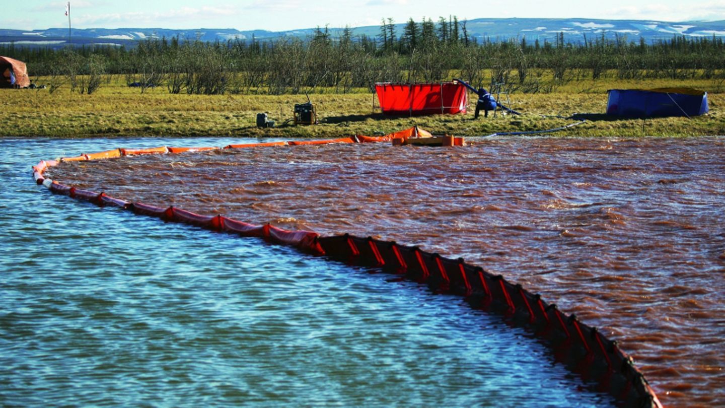 Eine Absperrung auf einem Fluss während einer großen Säuberungsaktion nach dem Kraftstoffunfall im Mai 2020