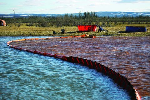 Eine Absperrung auf einem Fluss während einer großen Säuberungsaktion nach dem Kraftstoffunfall im Mai 2020