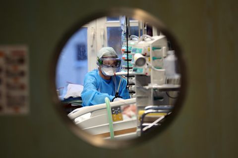 Pflegekraft auf einer Covid-19-Intensivstation