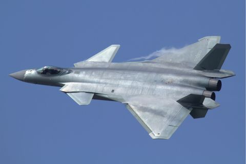 Vorbeiflug der Chengdu J-20 während der Eröffnung der Airshow China in Zhuhai