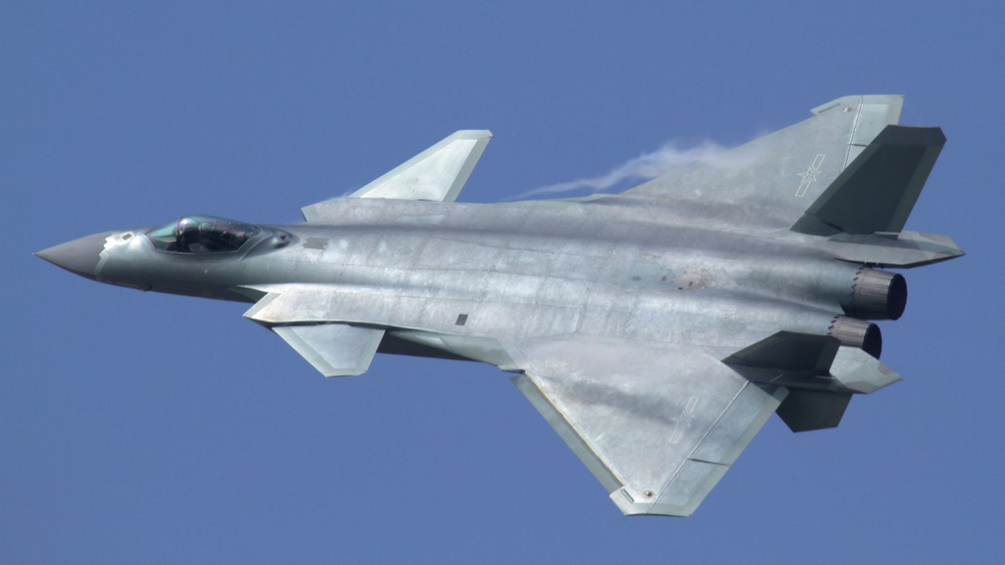 Vorbeiflug der Chengdu J-20 während der Eröffnung der Airshow China in Zhuhai