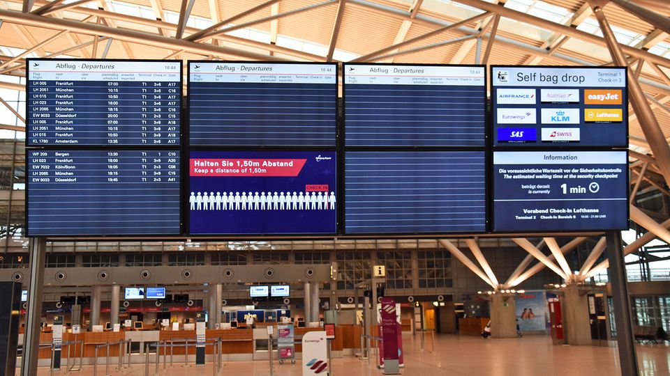 Flughafen Hamburg, Mitte April 2020: Die gesamten Abflüge von zwei Tagen passen auf eineinhalb Bildschirme.