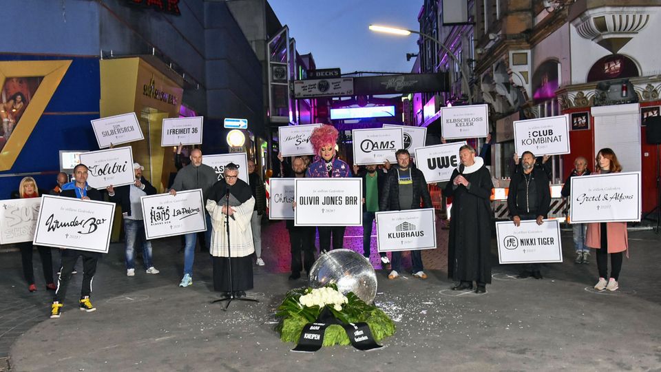 Reiseziel Hamburg: Demonstration der Wirte und Barbetreiber von St. Pauli im Mai 2020: Pastor Sieghard Wilm, Olivia Jones und Pfarrer Karl Schultz bei einer Mahnwache zum Erhalt der Kiez-Kultur. Demonstration der Wirte und Barbetreiber von St. Pauli im Mai 2020: Pastor Sieghard Wilm, Olivia Jones und Pfarrer Karl Schultz bei einer Mahnwache zum Erhalt der Kiez-Kultur.