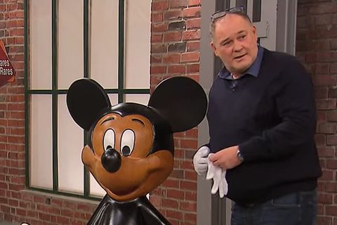 Walter "Waldi" Lehnertz untersucht im Händlerraum von "Bares für Rares" die Micky-Figur
