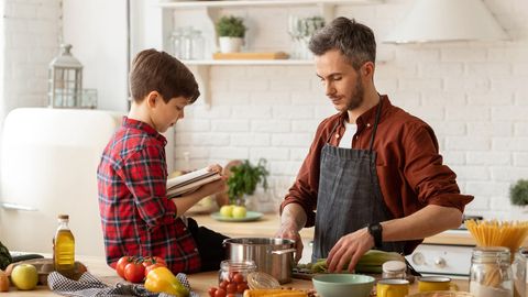 Mit Kindern zu kochen ist ein großer Spaß