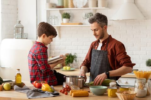 Mit Kindern zu kochen ist ein großer Spaß