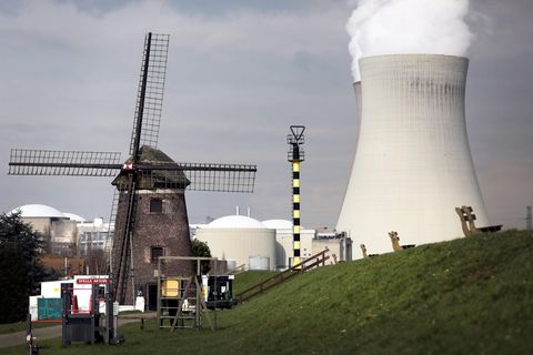 AKW-Idylle in Belgien: Hinter der Windmühle von Doel bei Antwerpen steigt Dampf aus dem Kernkraftwerk