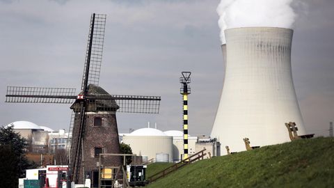 AKW-Idylle in Belgien: Hinter der Windmühle von Doel bei Antwerpen steigt Dampf aus dem Kernkraftwerk