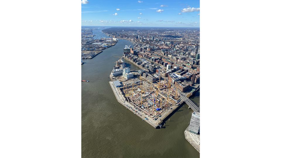 Westfield Überseequartier: Blick elbabwärts aus der Vogelperspektive auf die Großbaustelle in den HafenCity Blick elbabwärts aus der Vogelperspektive auf die Großbaustelle in den HafenCity