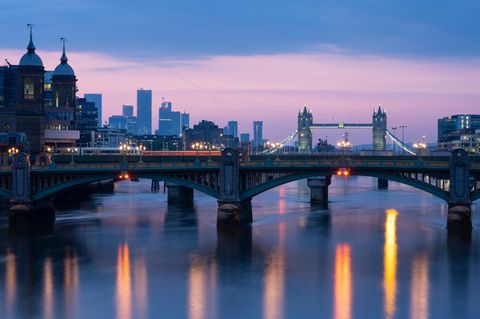 Die Themse im Zentrum von London im Morgenlicht