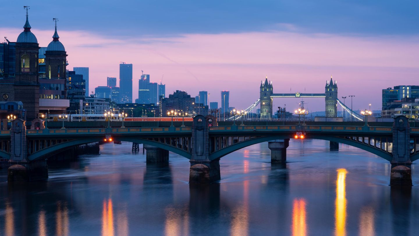 Die Themse im Zentrum von London im Morgenlicht