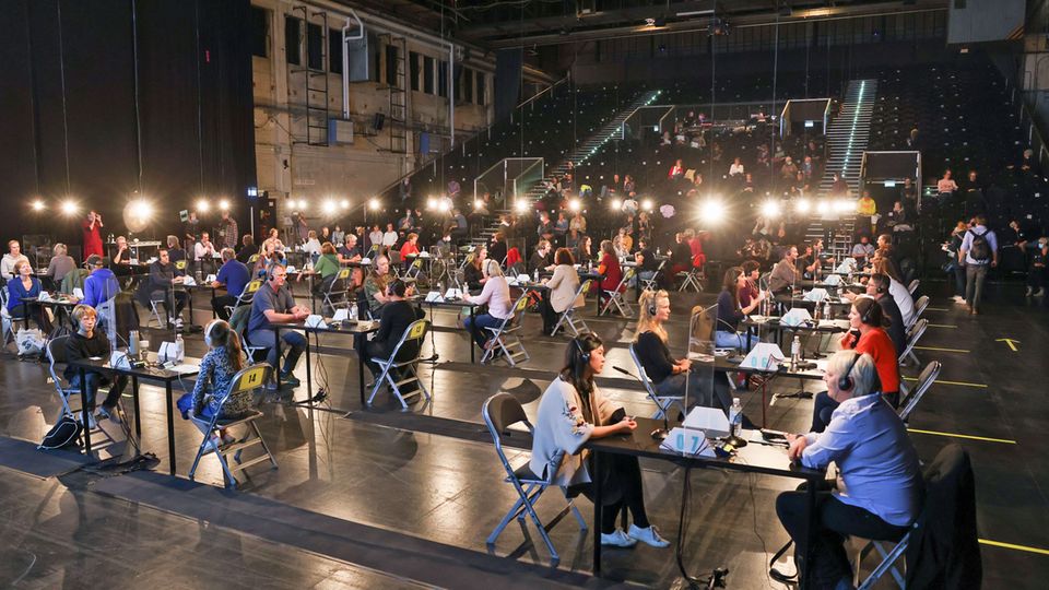 Publikum und Mitwirkende nehmen an einem "Markt für nützliches Wissen und Nicht-Wissen" zur Spielzeiteröffnung der Hamburger Kulturfabrik Kampnagel teil.