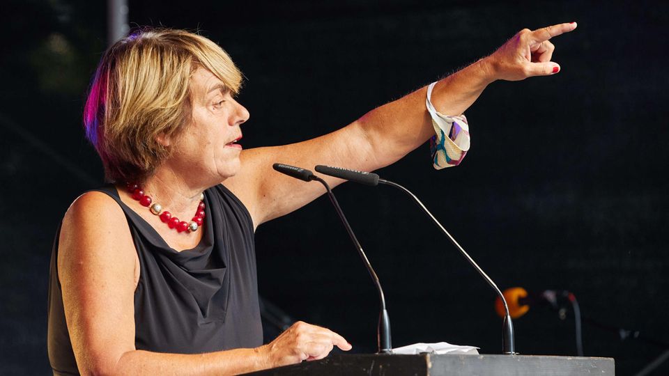 Amelie Deuflhard, künstlerische Leiterin und Intendantin, spricht während der Eröffnung des Internationalen Sommerfestivals 2020 auf Kampnagel.