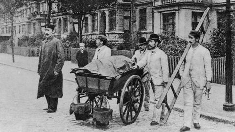 Arbeiter ziehen als Desinfektionskolonne durch die Straßen, um Häuser, Wohnungen oder Zimmer von Choleraerkrankten zu reinigen. Manchmal werden auf diesem Wege Besitztümer gestohlen.
