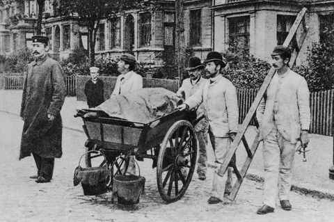 Arbeiter ziehen als Desinfektionskolonne durch die Straßen, um Häuser, Wohnungen oder Zimmer von Choleraerkrankten zu reinigen. Manchmal werden auf diesem Wege Besitztümer gestohlen.