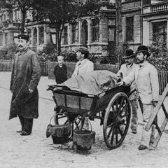 Arbeiter ziehen als Desinfektionskolonne durch die Straßen, um Häuser, Wohnungen oder Zimmer von Choleraerkrankten zu reinigen. Manchmal werden auf diesem Wege Besitztümer gestohlen.