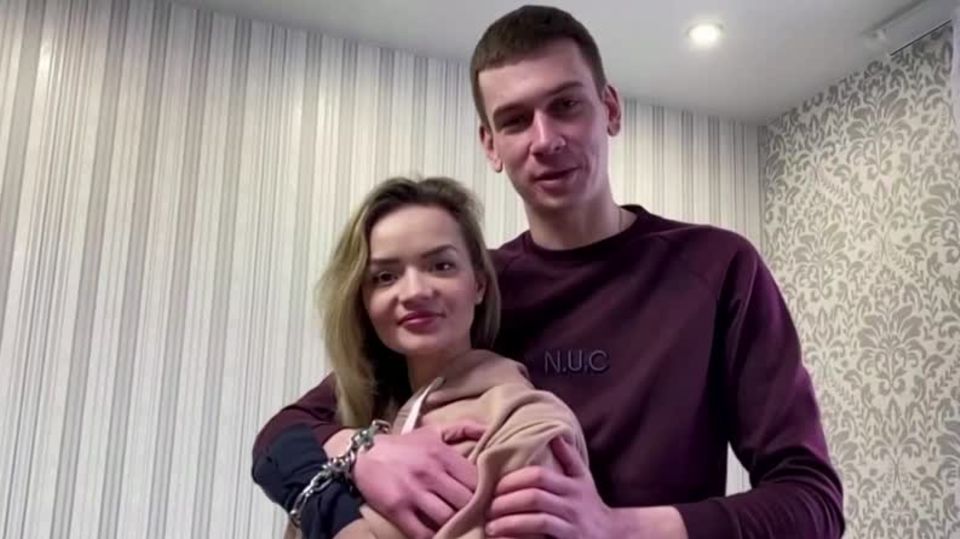 Ukraine: Paar kettete sich für 123 Tage aneinander – und trennt sich sofort nach der Befreiung