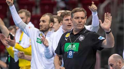 Deutschlands Handball-Bundestrainer Alfred Gislason reagiert nach einem Treffer