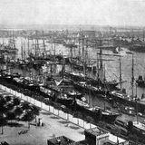 Hamburger Hafen: Nach eindrücklichem Zureden durch Robert Koch fährt der Senat das öffentliche Leben herunter. Leere Straßen und ein verwaister Hafen sind die Folge.