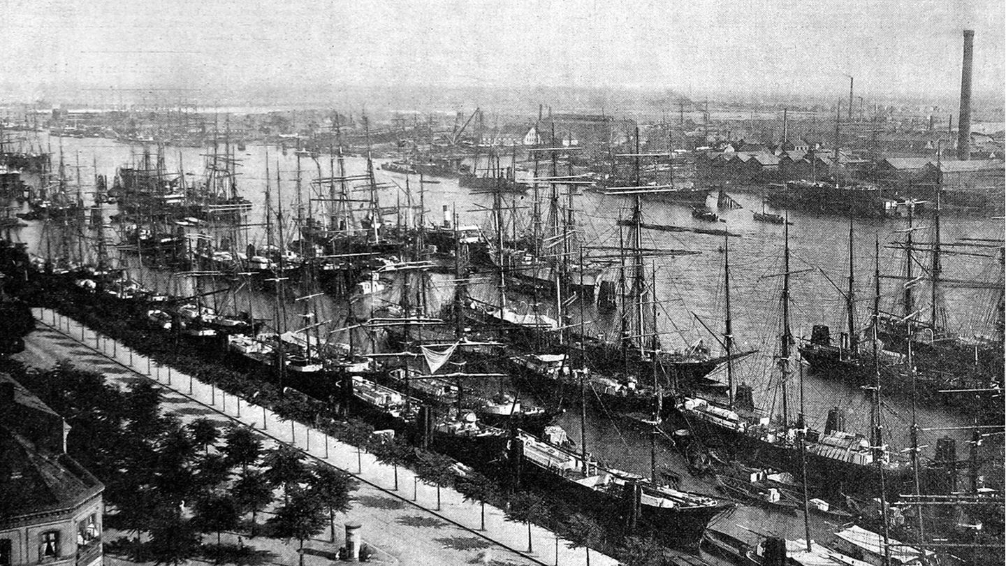 Hamburger Hafen: Nach eindrücklichem Zureden durch Robert Koch fährt der Senat das öffentliche Leben herunter. Leere Straßen und ein verwaister Hafen sind die Folge.