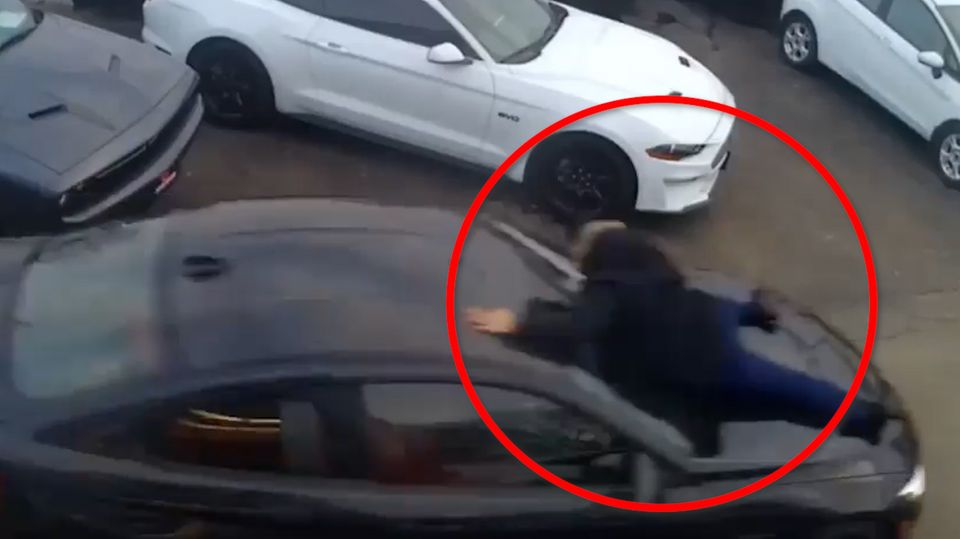 Diebe schleifen Autoverkäufer auf Motorhaube mit Diebe schleifen Autoverkäufer auf Motorhaube mit