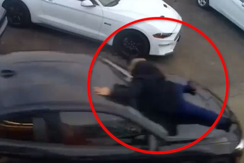 Diebe schleifen Autoverkäufer auf Motorhaube mit