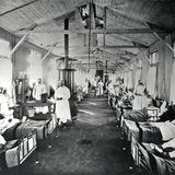 Marienkrankenhaus: Menschen aus den besonders betroffenen Gängevierteln können sich keinen privaten Arzt leisten. Sie müssen deshalb die Behandlung in baufälligen und überfüllten Cholera-Stationen in Kauf nehmen.