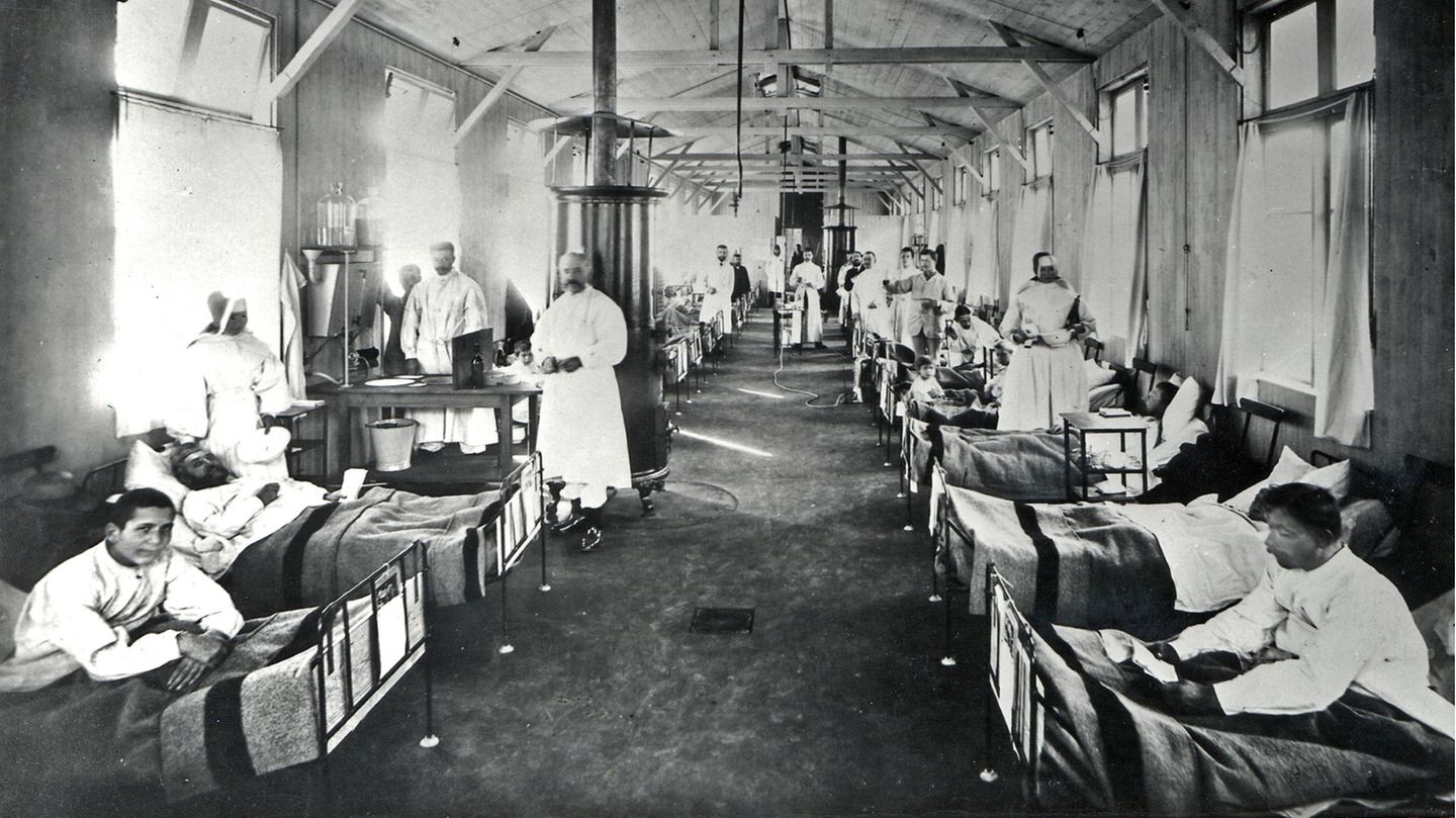 Marienkrankenhaus: Menschen aus den besonders betroffenen Gängevierteln können sich keinen privaten Arzt leisten. Sie müssen deshalb die Behandlung in baufälligen und überfüllten Cholera-Stationen in Kauf nehmen.