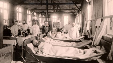 In den überfüllten Cholera-Baracken in Eppendorf liegen die Patienten dicht gedrängt beieinander.
